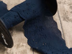 Spitze Broderie Baumwolle ca. 90mm - Blumen und Blätter - nachtblau