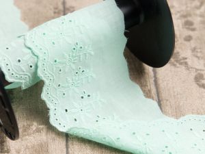 Spitze Broderie Baumwolle ca. 90mm - Blumen und Blätter - mint