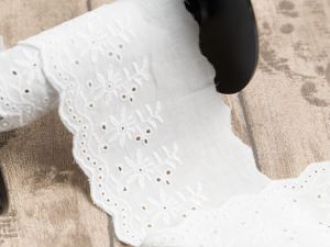 Spitze Broderie Baumwolle ca. 90mm - Blumen und Blätter - weiß