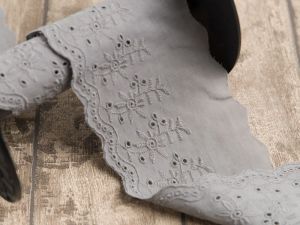 Spitze Broderie Baumwolle ca. 90mm - Blumen und Blätter - grau