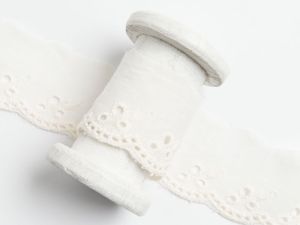 Spitze Broderie Baumwolle ca. 42mm - Blätterzweige - cremeweiß