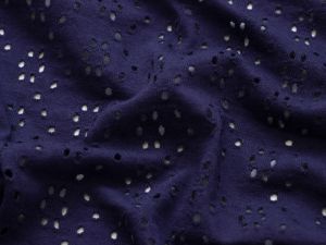 Jersey Strickstoff mit Lochstickerei Embroidery - Blumenmuster - lila