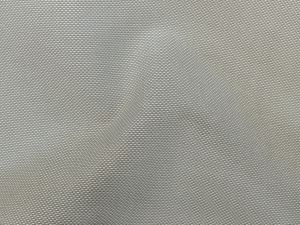 Nahaufnahme von einem Outdoorstoff mit gewebtem Muster in grau