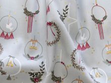 Webware Popeline Baumwolle mit Foliendruck - Weihnachtskränze - helles blaugrau