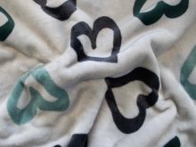 Nahaufnahme von einem flauschigen Fleece mit verschiedenen Herzchen