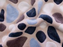 Nahaufnahme von einem kuschligem Fleece mit vielen bunten Flecken