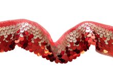 Nahaufnahme von einer glitzer Borte mit Pailetten in rot