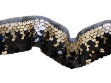 Nahaufnahme von einer glitzer Borte mit Pailetten in schwarz