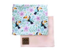 Nahaufnahme von Jersey Stoffpaket mit Kunstleder-Label - Vögel - hellblau - rosa