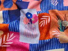 Canvas Digitaldruck Tossed Vases by Nerida Hansen - Abstrakte Vasen mit Blumen - wolkenblau