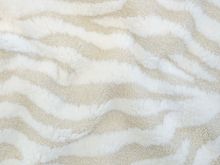 Nahaufnahme von einem Bouclé mit Zebrastreifen in der Farbe beige und creme