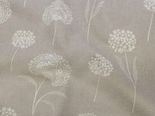 Nahaufnahme von einem Half Panama Dekostoff mit Pusteblumen, in der Farbe beige