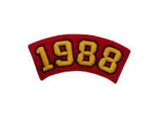 Nahaufnahme von Stick-Applikation zum Aufnähen ca 3,5 cm x 10 cm - 1988 - rot